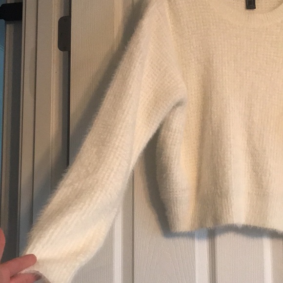 Fuzzy white sweater - Picture 4 of 5